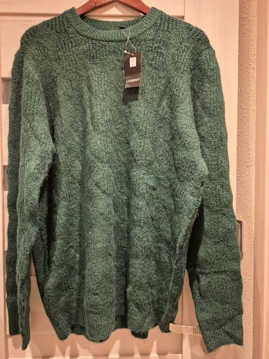 Sweter męski z grubej dzianiny.