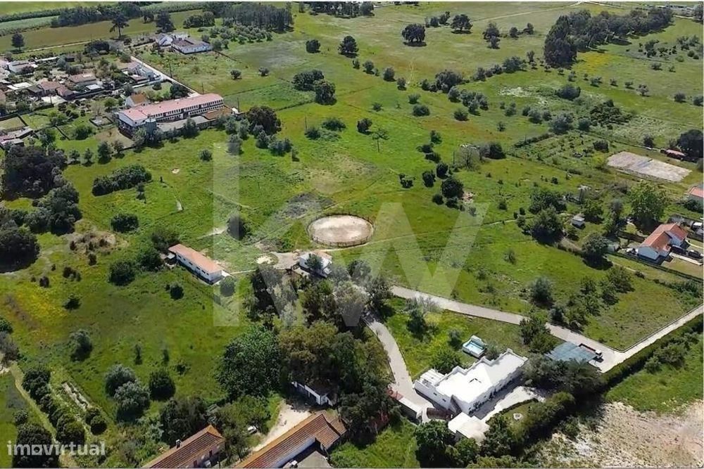 Herdade com terreno de 35.000 m2, piscinas, picadeiro e licença de AL