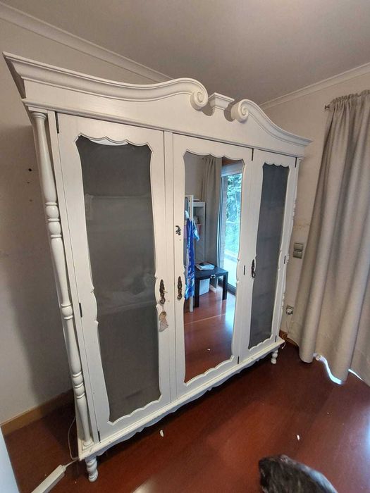 Roupeiro branco com espelho
