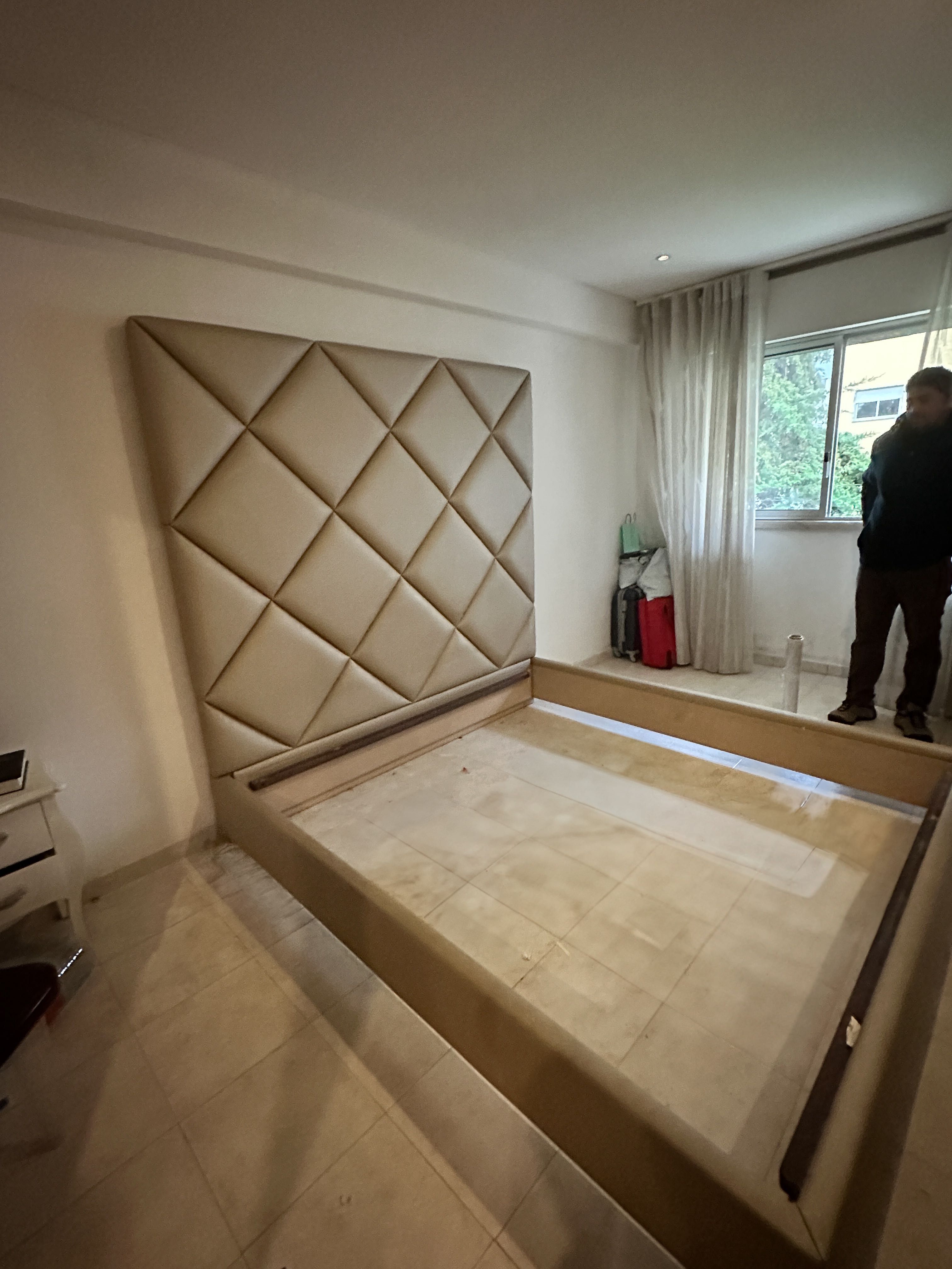 Cama de casal com cabeceira alta