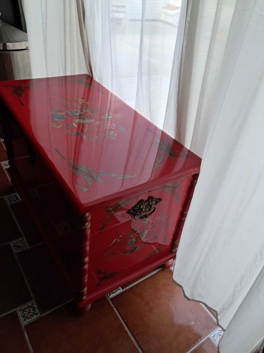 Bau / Arca com motivos chineses em muito bom estado!