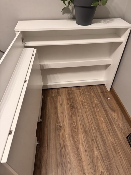 Białe biurko skladane