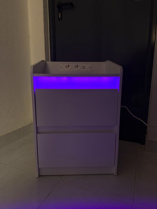 Mesa de cabeceira branca c/ tomada encastrada e LED’s