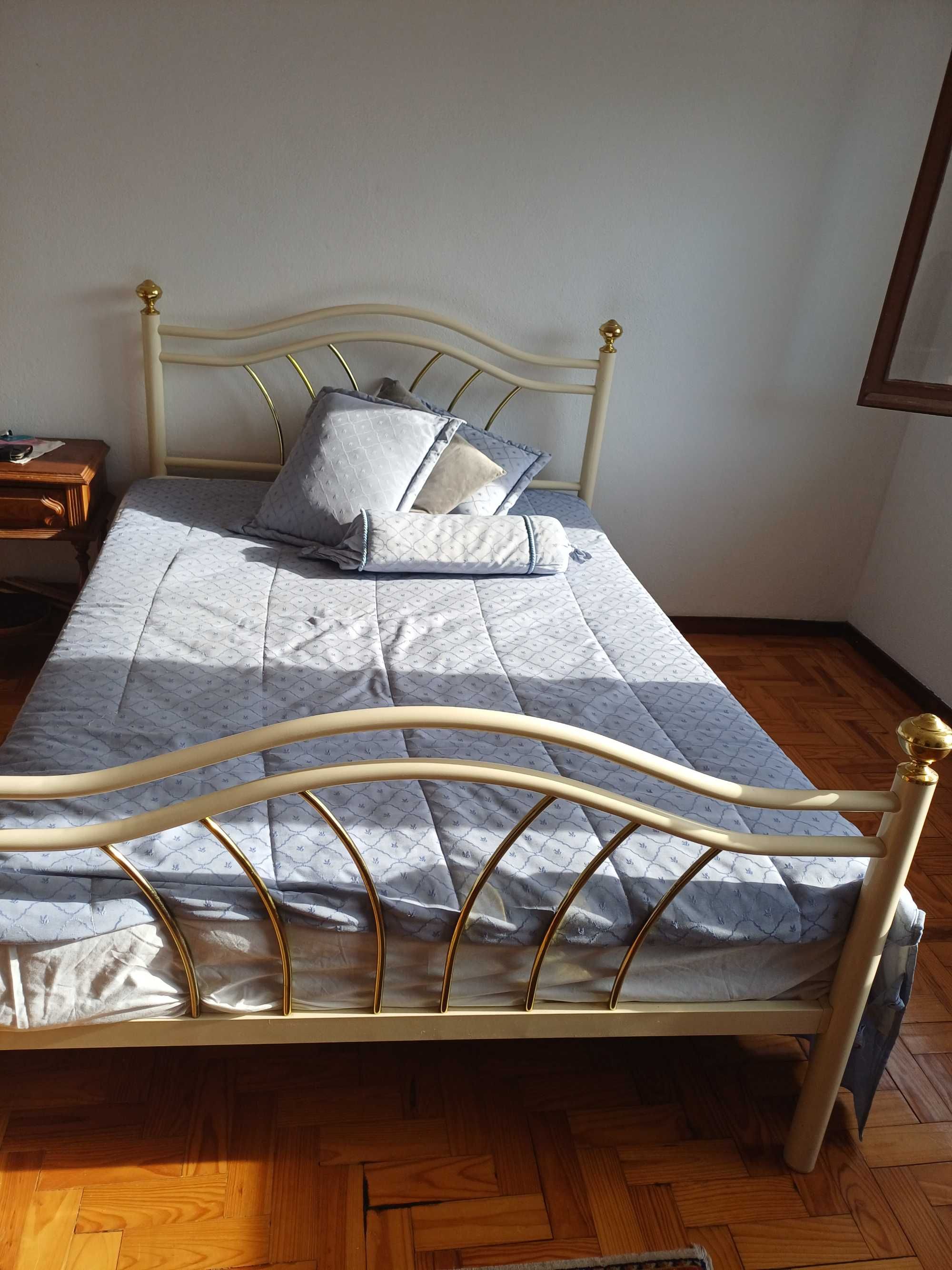 Cama casal com colchão – Estrutura metálica dourada e bege