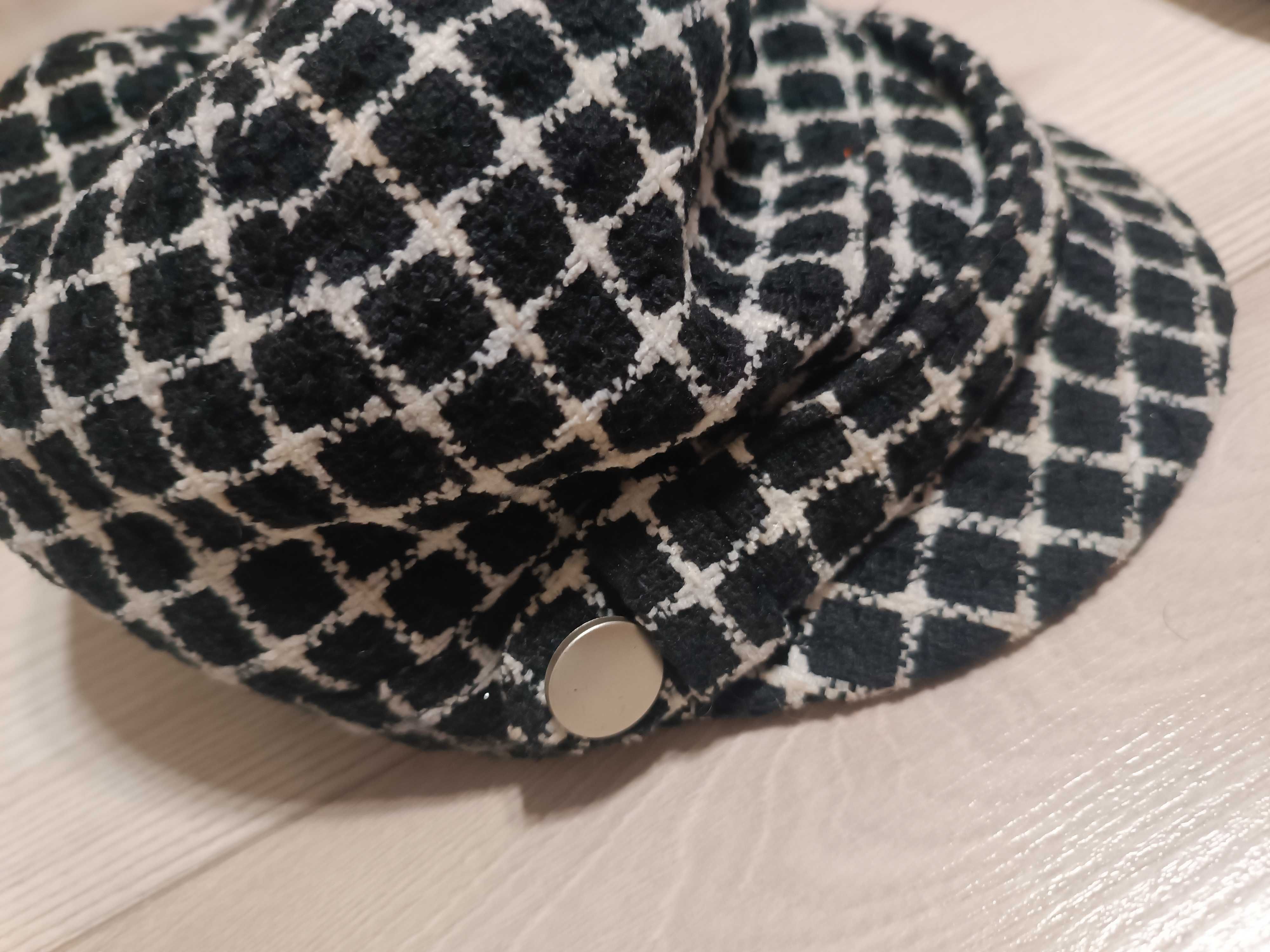 Czapka dziewczęca kaszkiet w kratę z szalikiem używana, obwód 53 cm