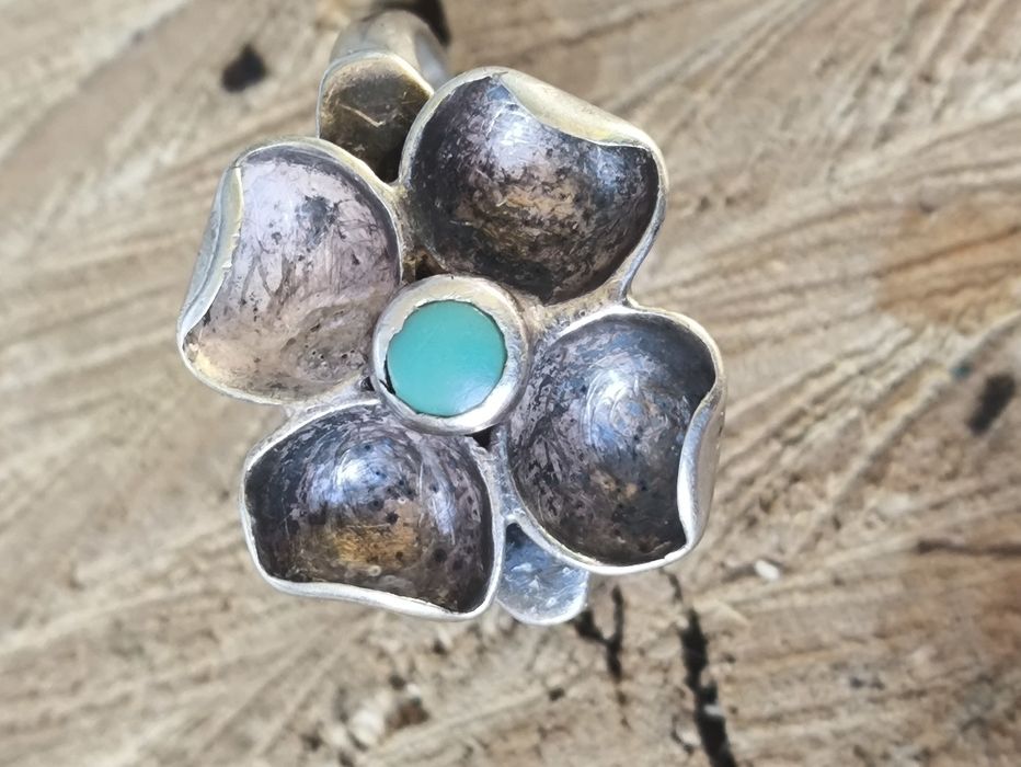 Srebrny stary pierścionek z turkusowym oczkiem kwiatek . Vintage