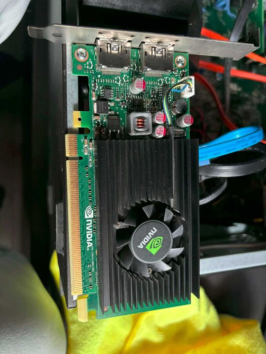 Dell t5810 24GB 2tb kieszeń na dyski 2,5" 685W