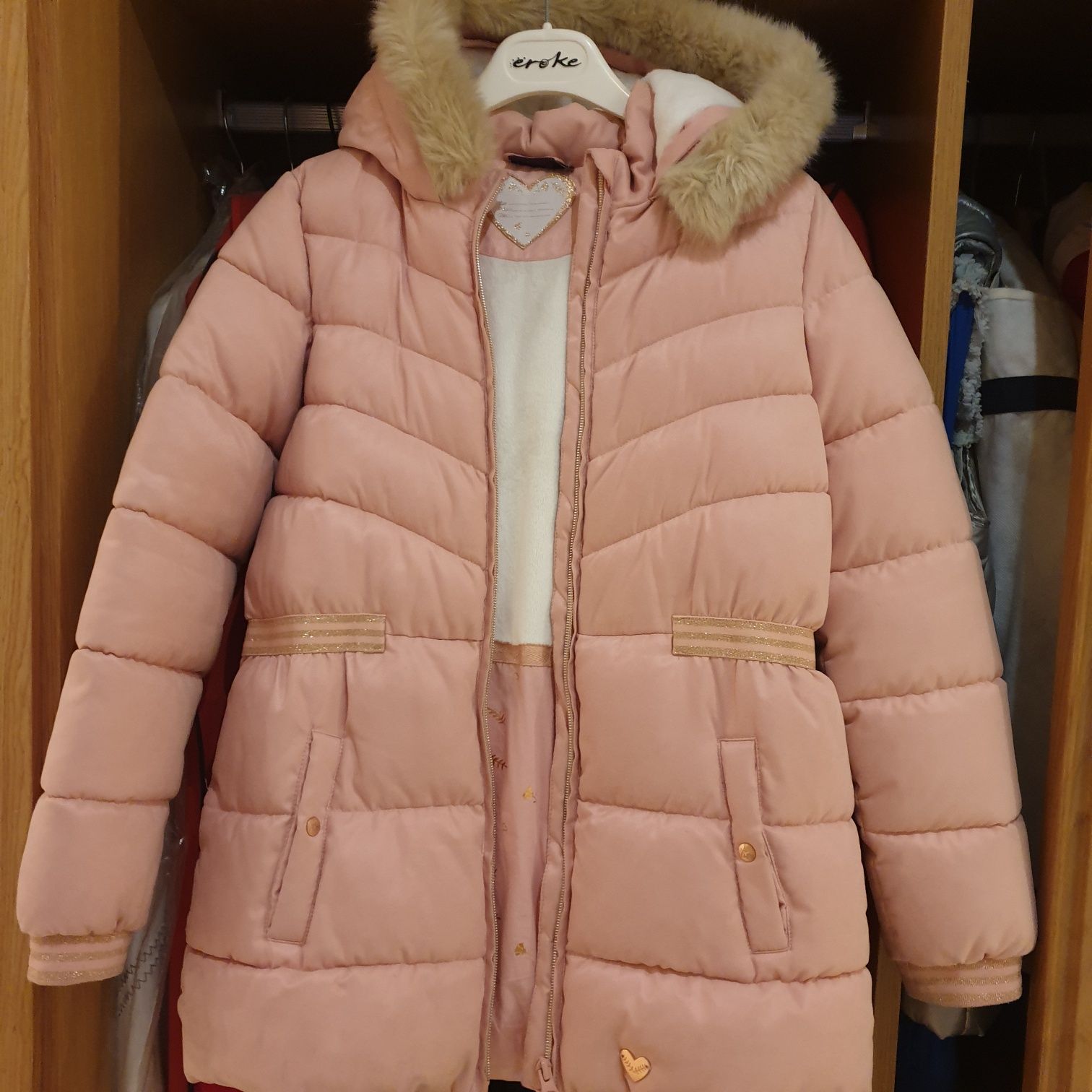 Varios casacos para menina com pouco uso. Com muito bon coalidade.