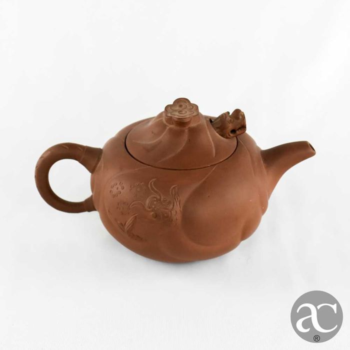 Bule Yixing em Terracota – China, feito à mão, decorado com dragões