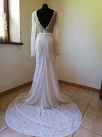 Piękna koronkowa suknia ślubna z odkrytym tyłem