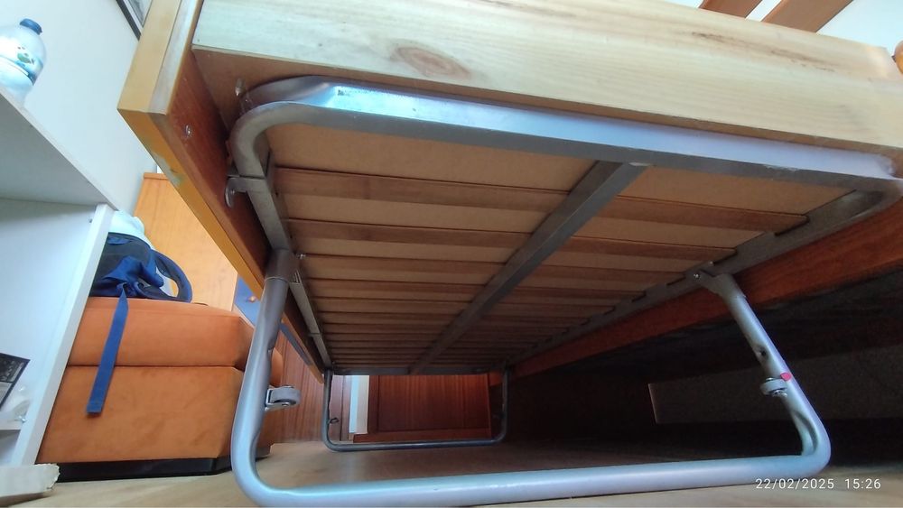 Cama dupla, colchão e móvel