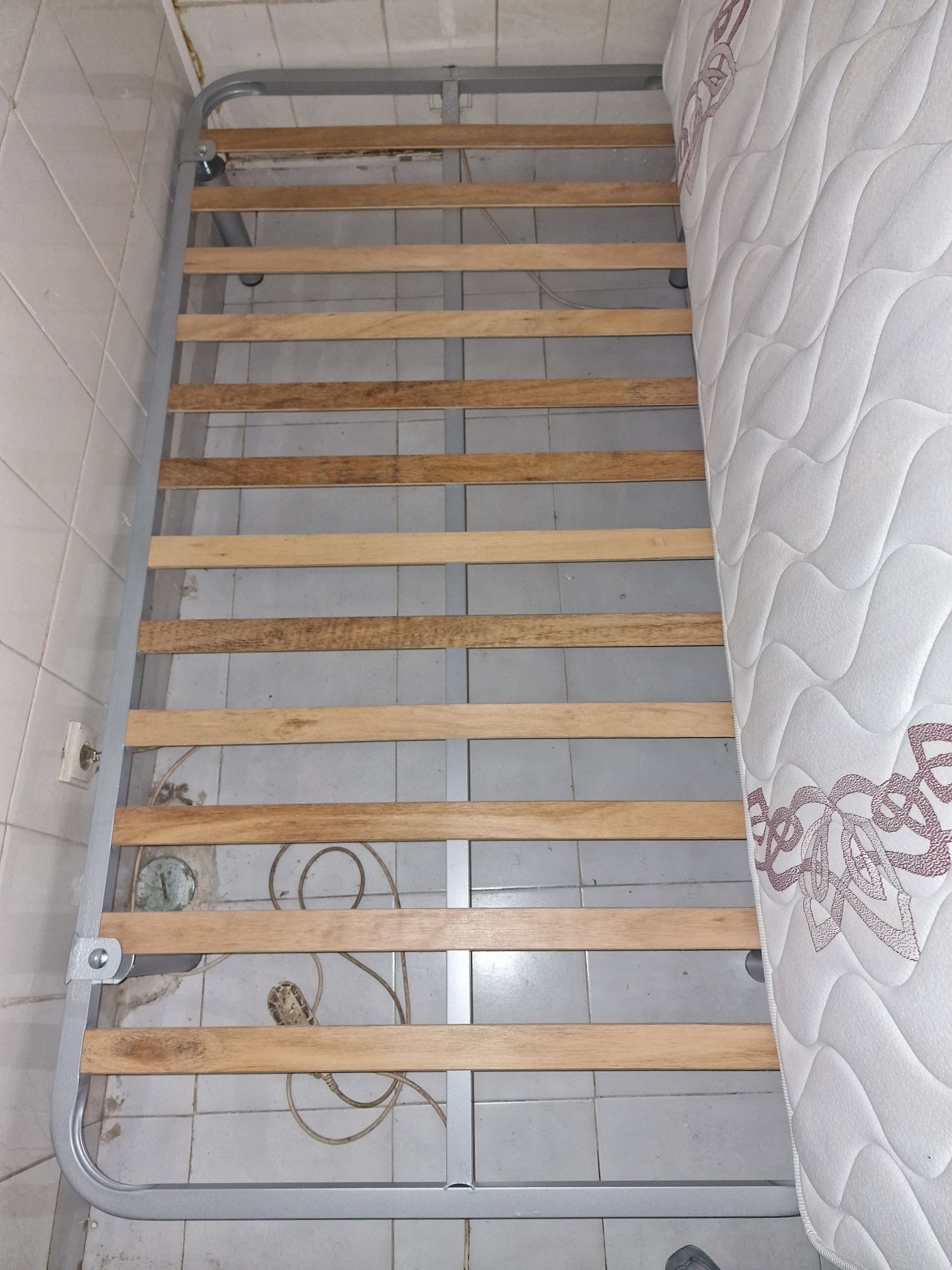 Cama com colchão novos