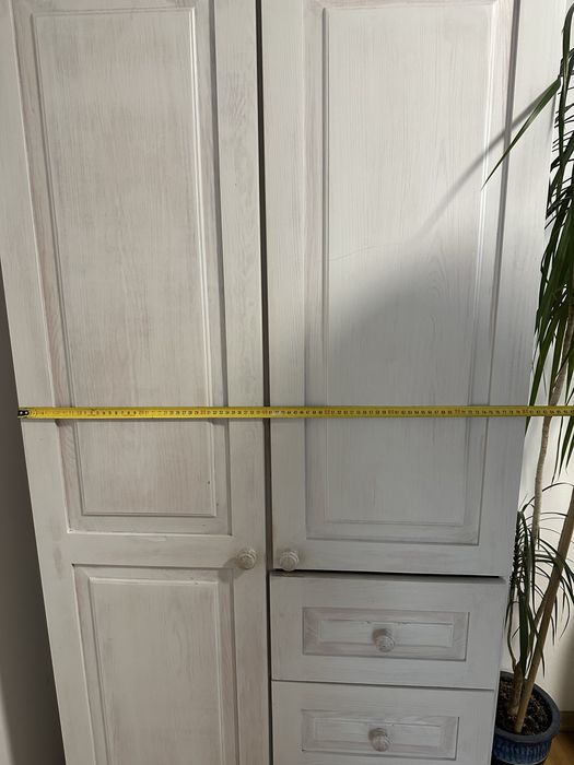 Biała drewniana szafa