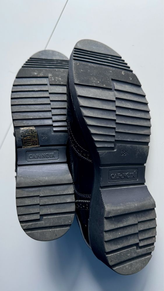 Sapatos verniz preto com atacadores