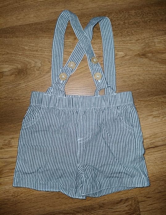 Szorty w paski na szelkach dla chłopca, r. 68