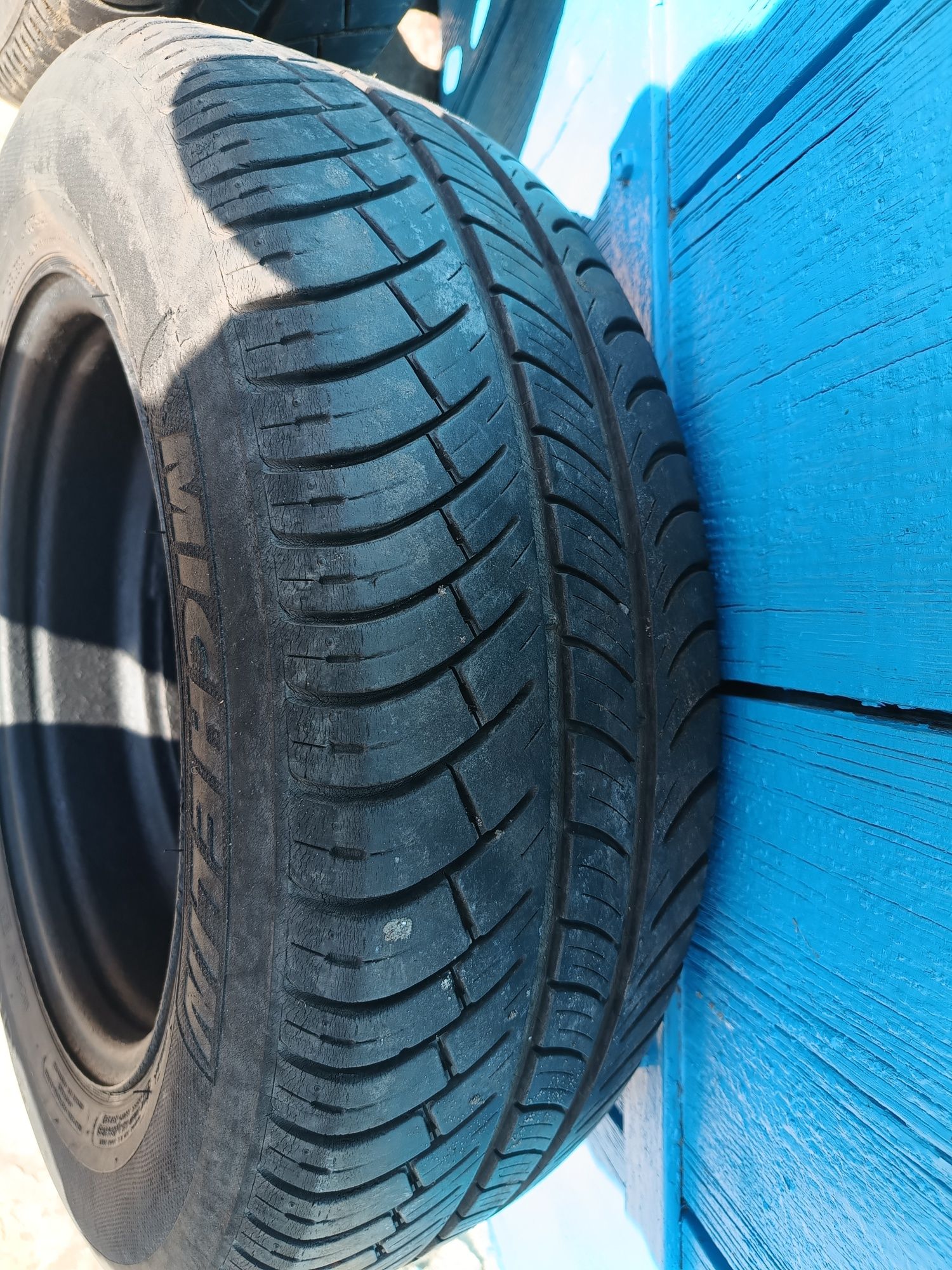 Продам резину з дисками 195/65R15