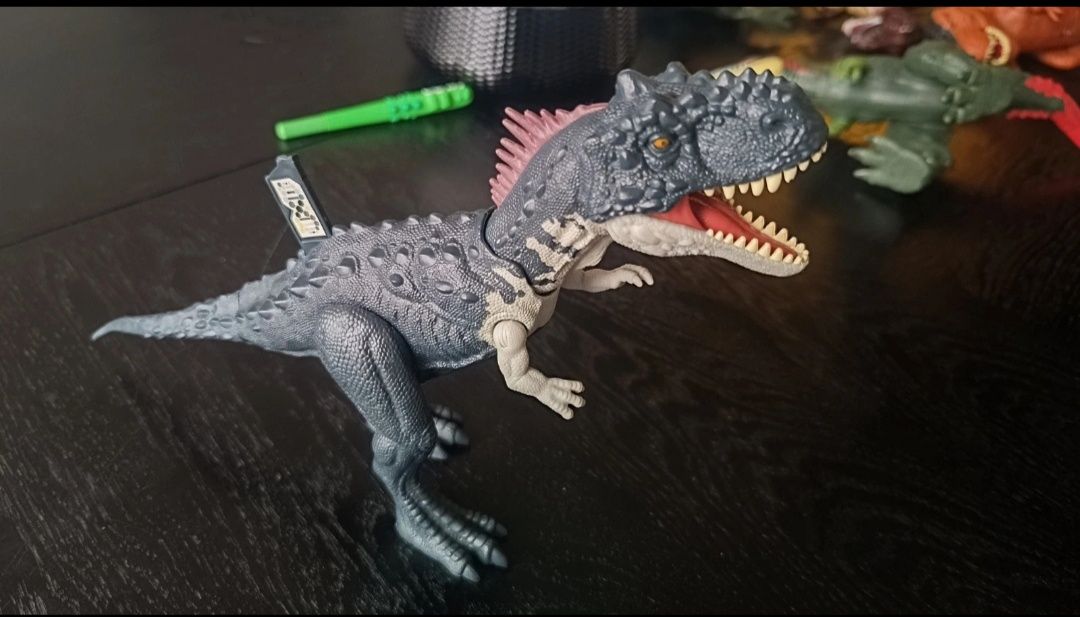 Jurassic World dinozaur Rajasaurus