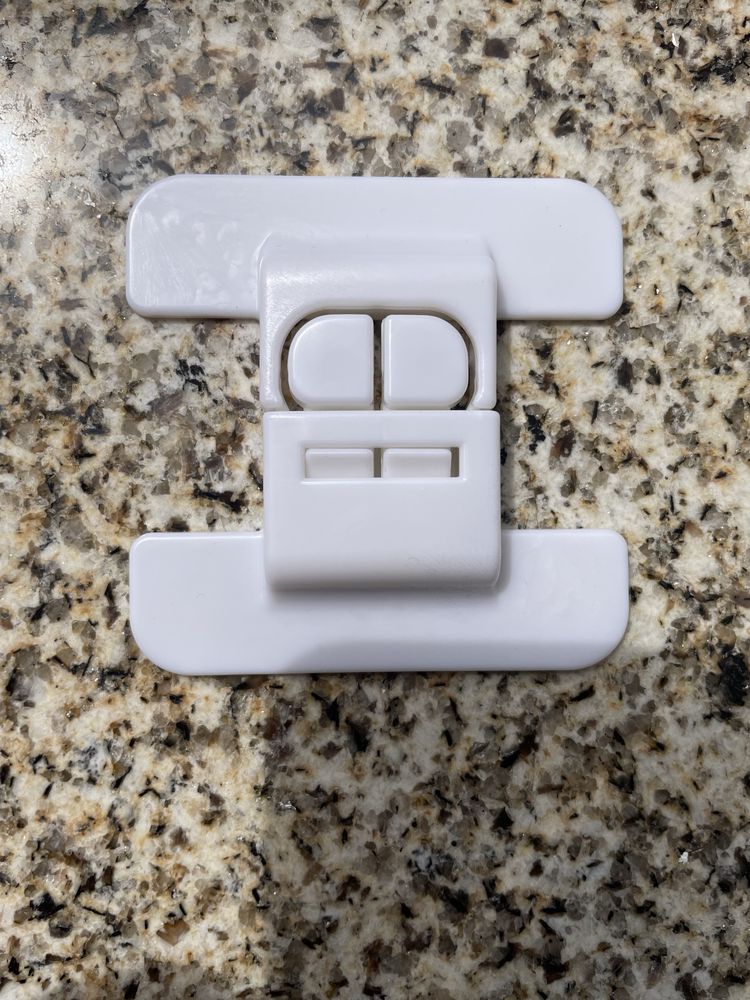 Fecho protetor para gavetas de autocolante