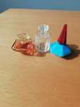 Conjunto perfumes antigos em miniatura.