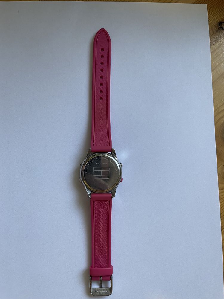 Różowy zegarek cyfrowy Tommy Hilfiger wodoodporny