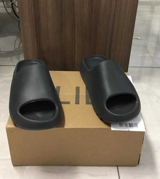 Buty damskie Klapki  adidas Yeezy Slide  R.43