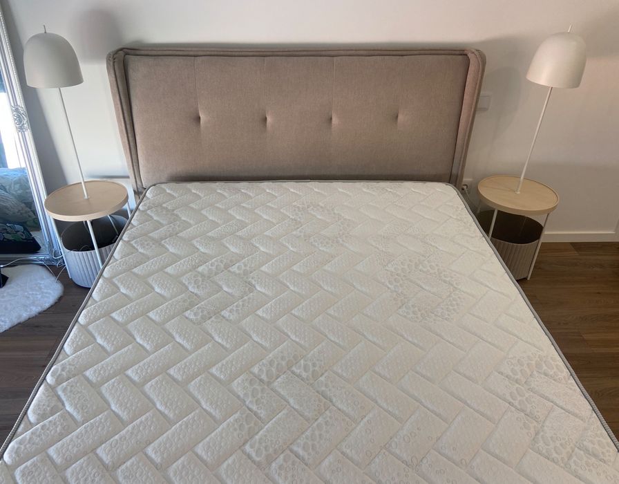 Cama + colchão + candeeiro de mesa de cabeceira