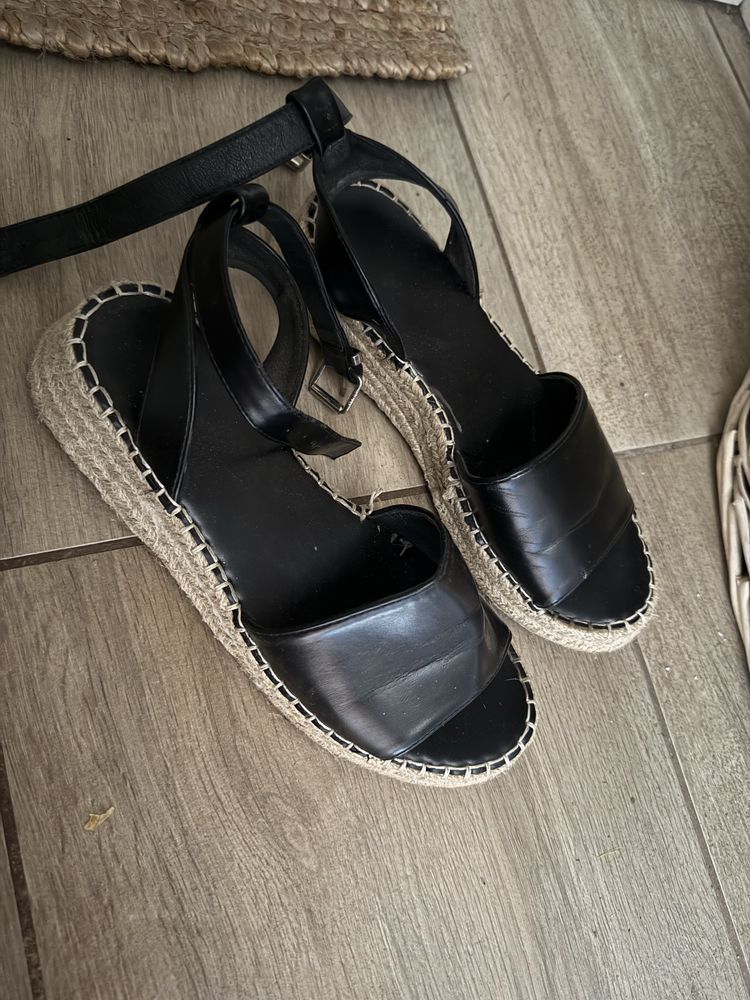 Czarne sandaly boho