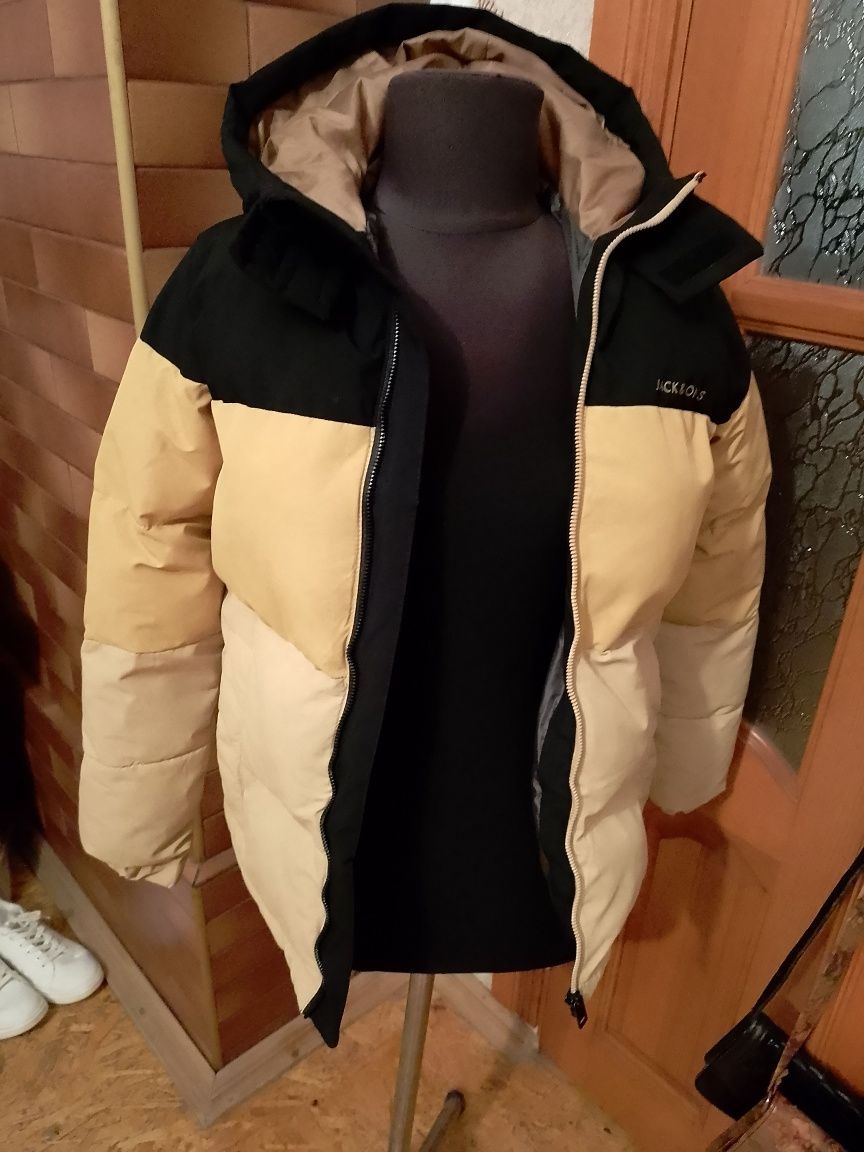 Продам зимову куртку на 12-14 років на зріст 152 с