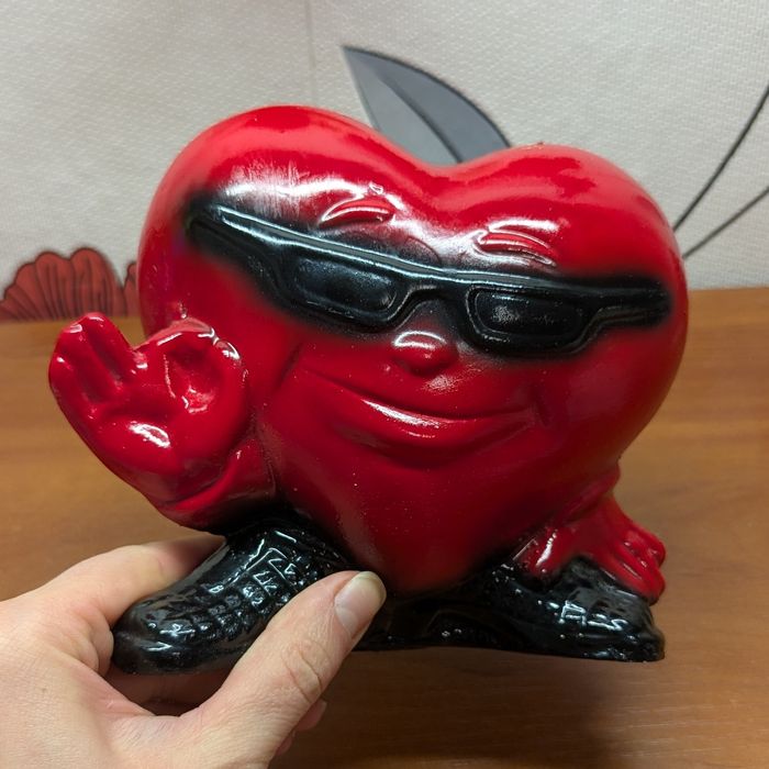 Скарбничка (копілка) у формі серця, статуетка