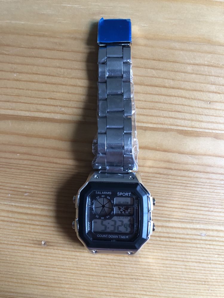 Srebrny zegarek cyfrowy na bransoletce nowy