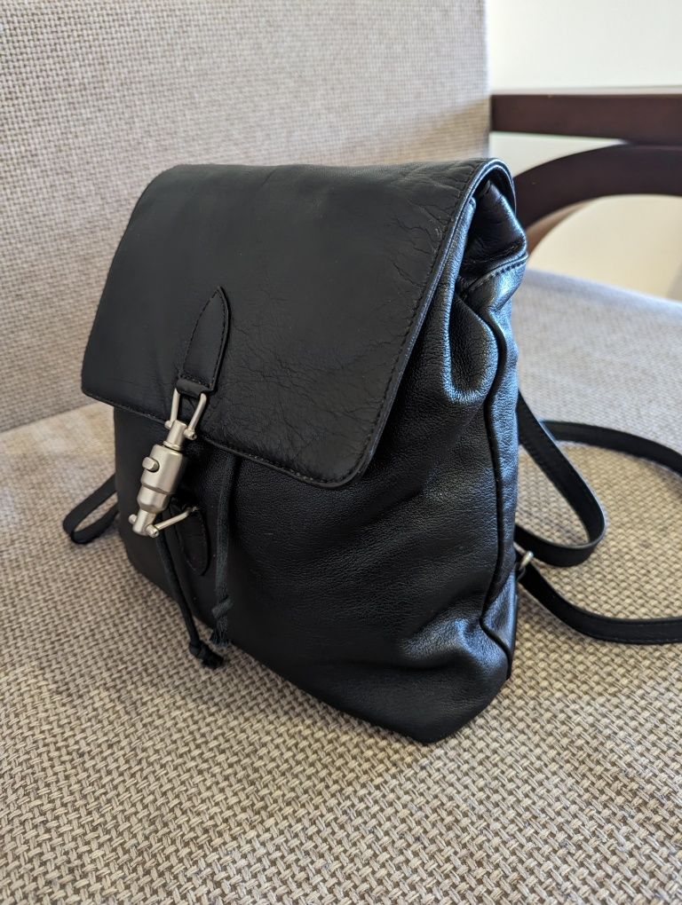Стильна рюкзак-сумка кожаная, черная..