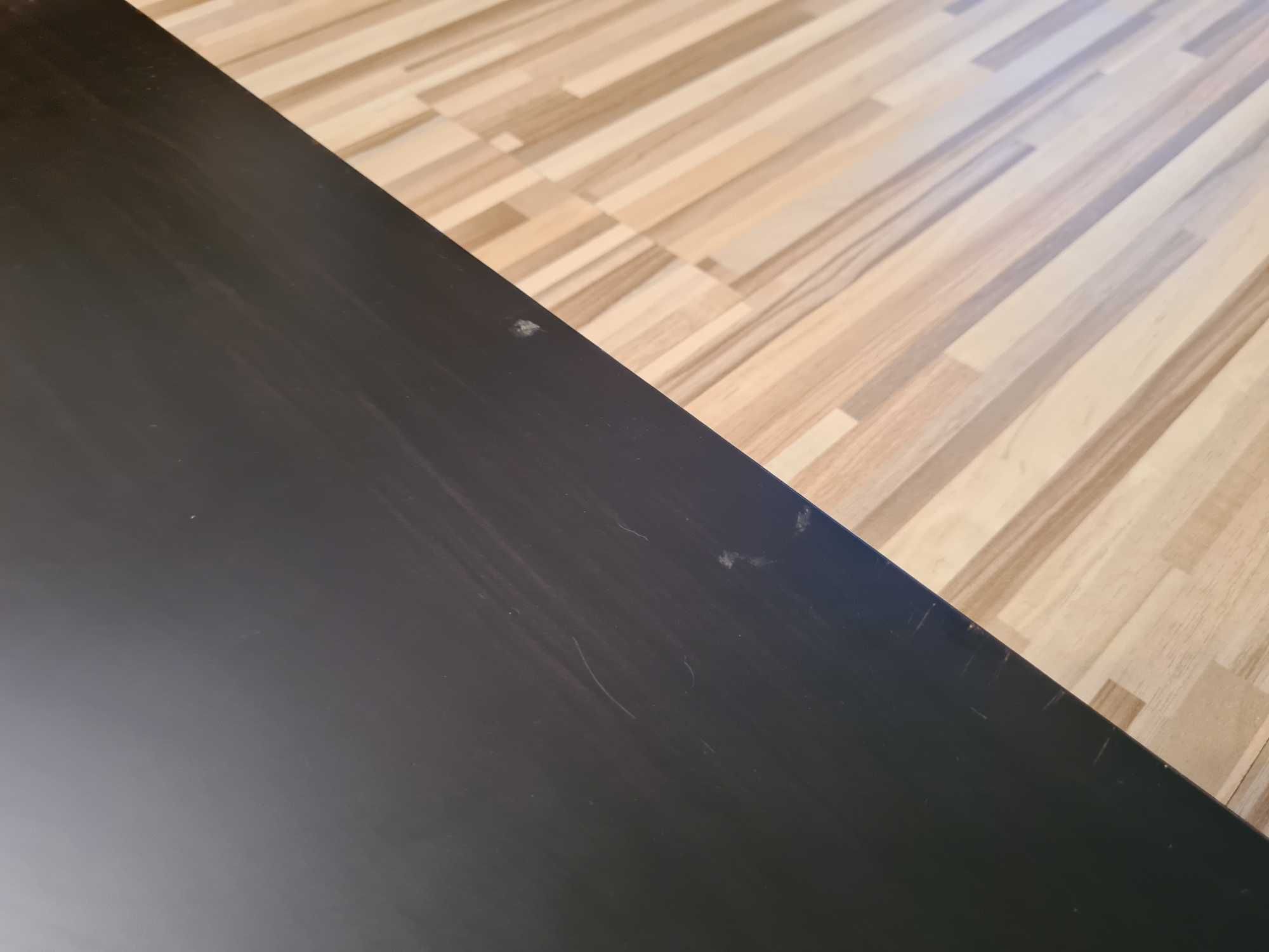 Trzy czarne półki Ikea Lack o wymiarach 110cm x 26cm x 5cm