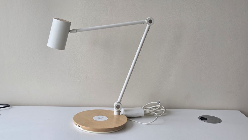 Lampa biurkowa IKEA Riggad Led z ładowarką Indukcyjną