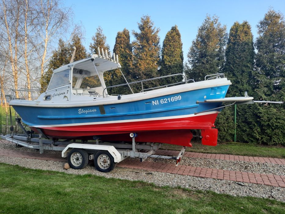 Łódź motorowa z przyczepą