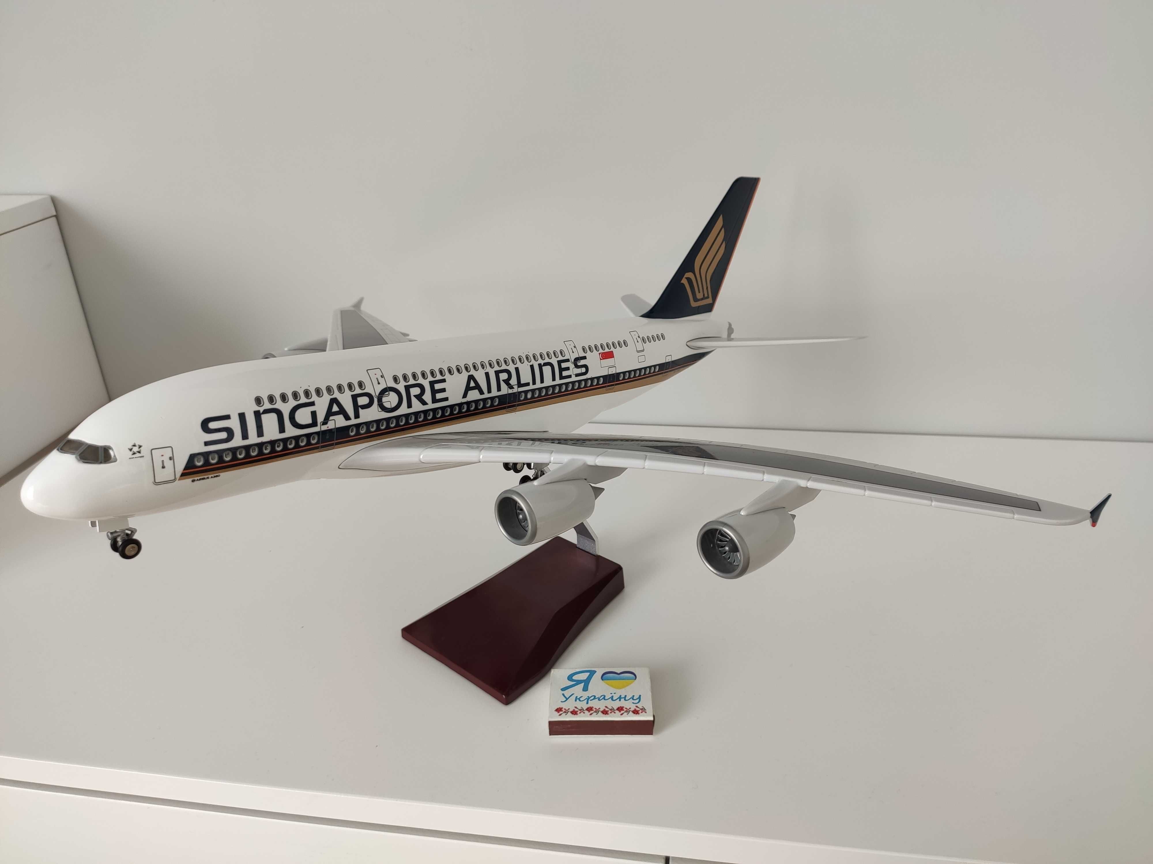 Модель літака Airbus A380 Singapore Airlines 1:160 з LED підсвіткою