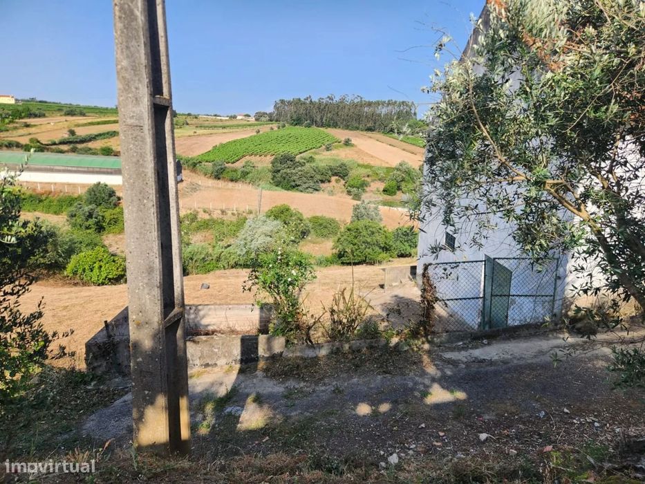 Armazém com Terreno e Vista de Campo em Vila Chã
