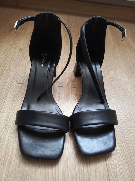 Buty na koturnie damskie czarne