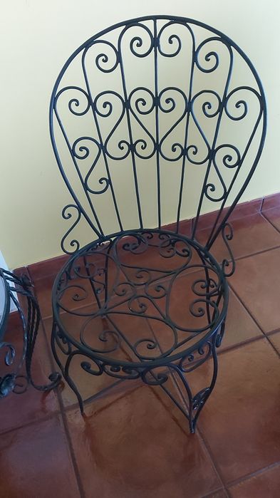 Conjunto de mesa e cadeiras em ferro forjado