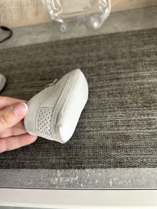 Szare eleganckie buty dla niemowlaka Christopher