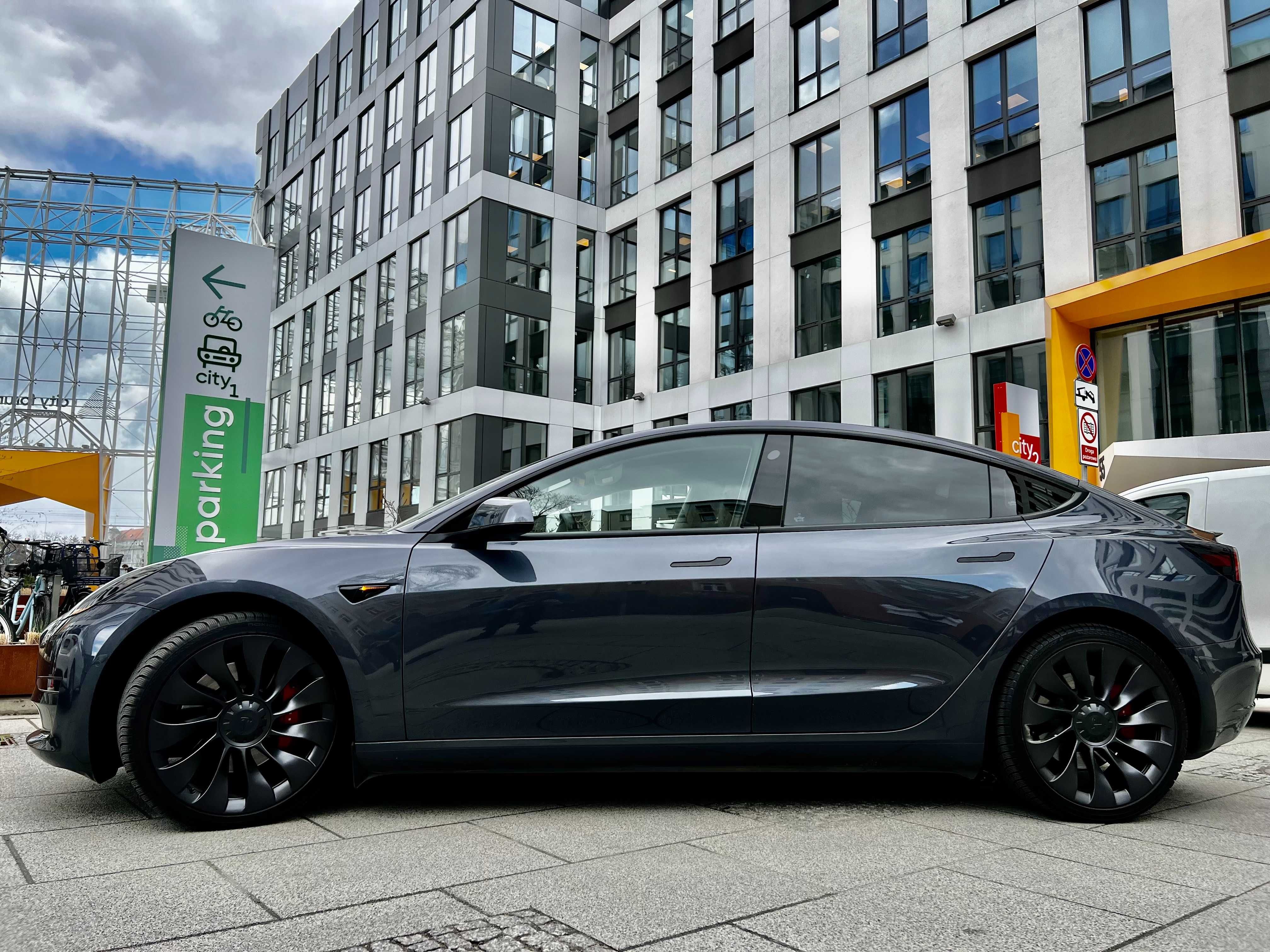Wynajem samochodu Tesla 3 Performance 3.3sekundy/100km, 521 koni.