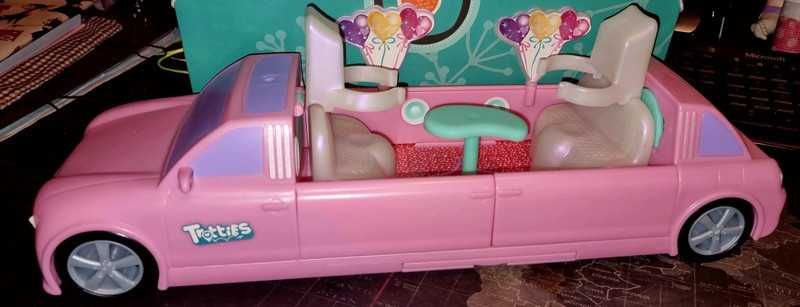 boneca e carro comprido