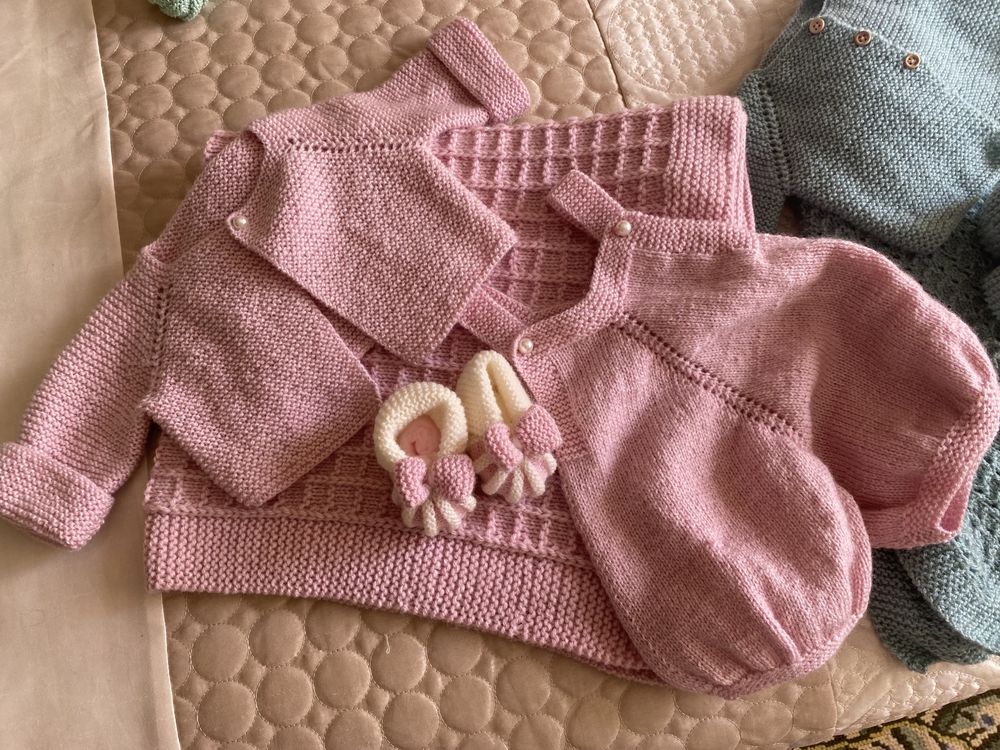 Roupa de bébé feita à mão em tricô faço por encomenda