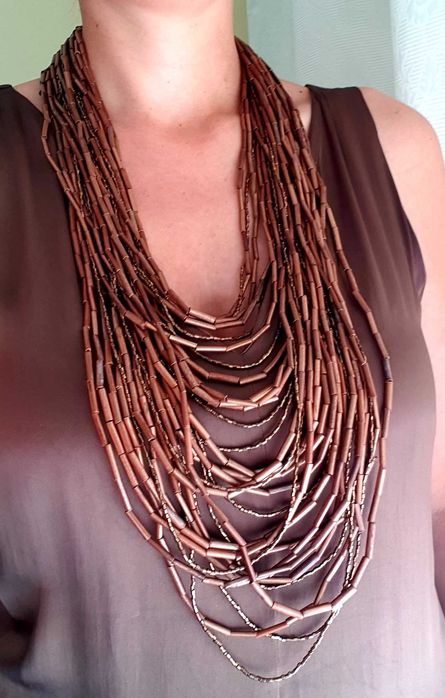 Colar castanho da marca Seanna