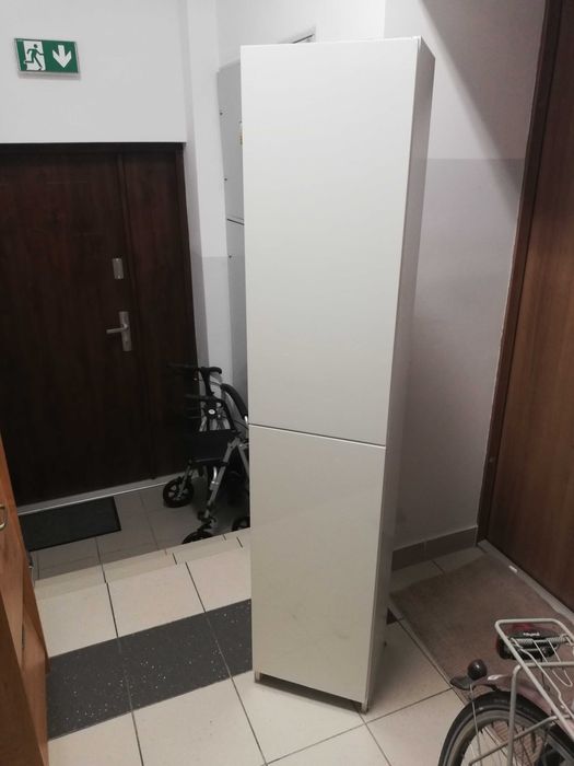 Sprzedam biała szafkę