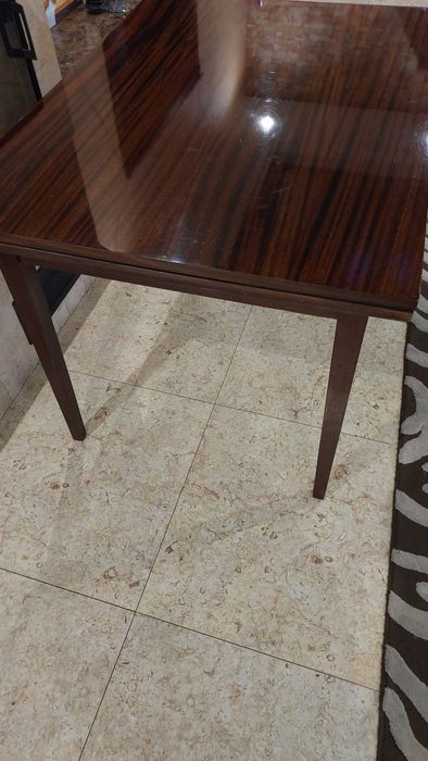 Стіл лакований розкладний