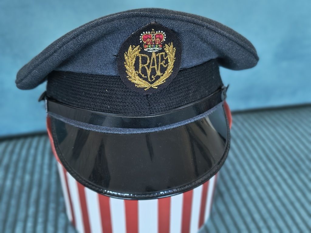 czapka służbowa,  należąca do członka Royal Air Force (R