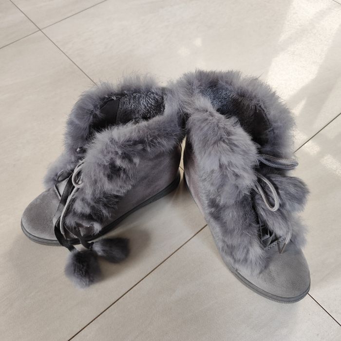 Buty szare na koturnie wiązane roz 38, ocieplane.