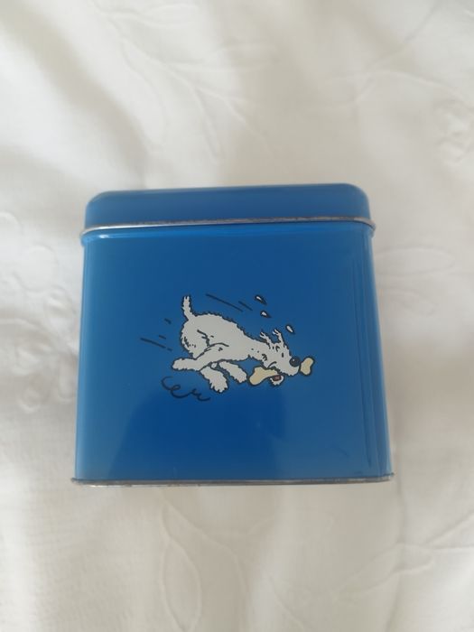 Caixa metálica com personagens da série de banda desenhada As Aventura