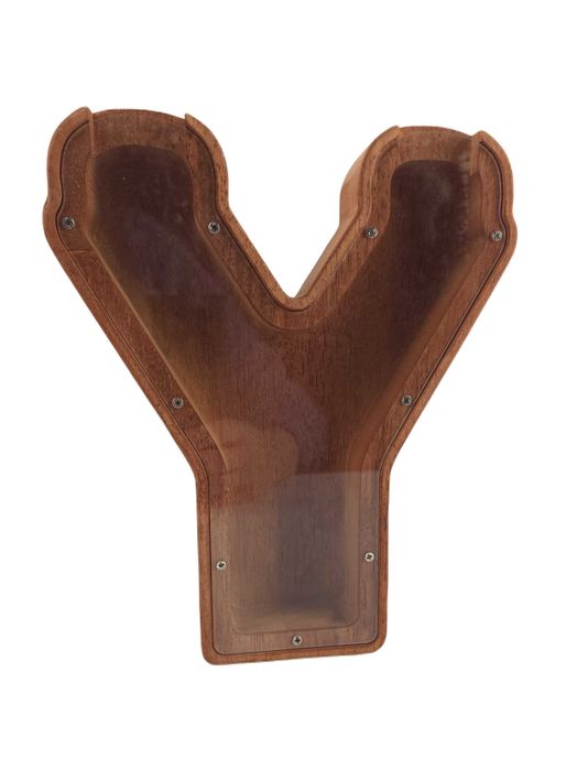 Drewniana skarbonka w kształcie litery literka Y