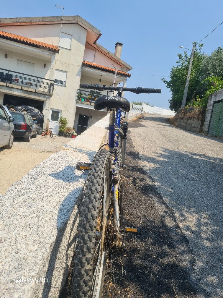 Bicicleta  com apenas 3 mudanças a 6 e a 3